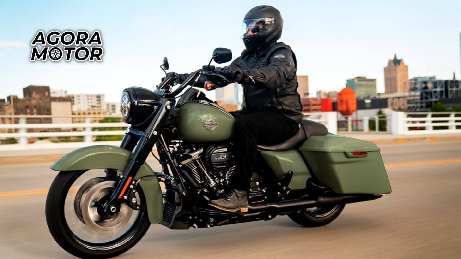 Foto lateral de uma moto Harley-Davidson