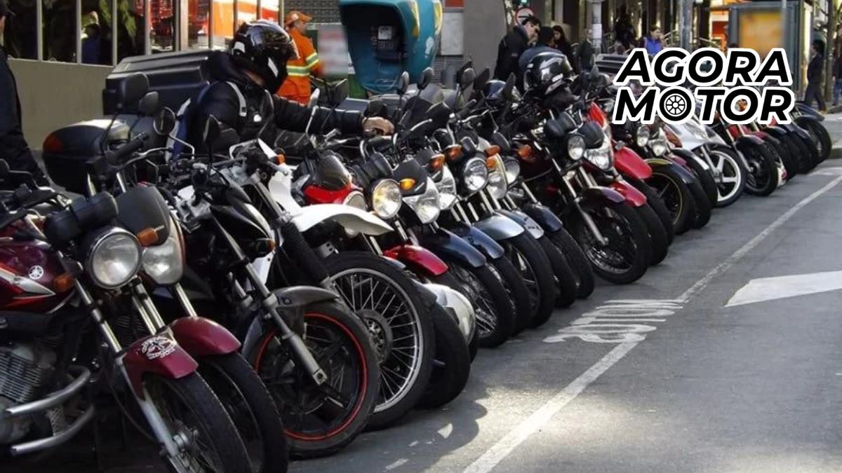Foto de várias Motos estacionadas