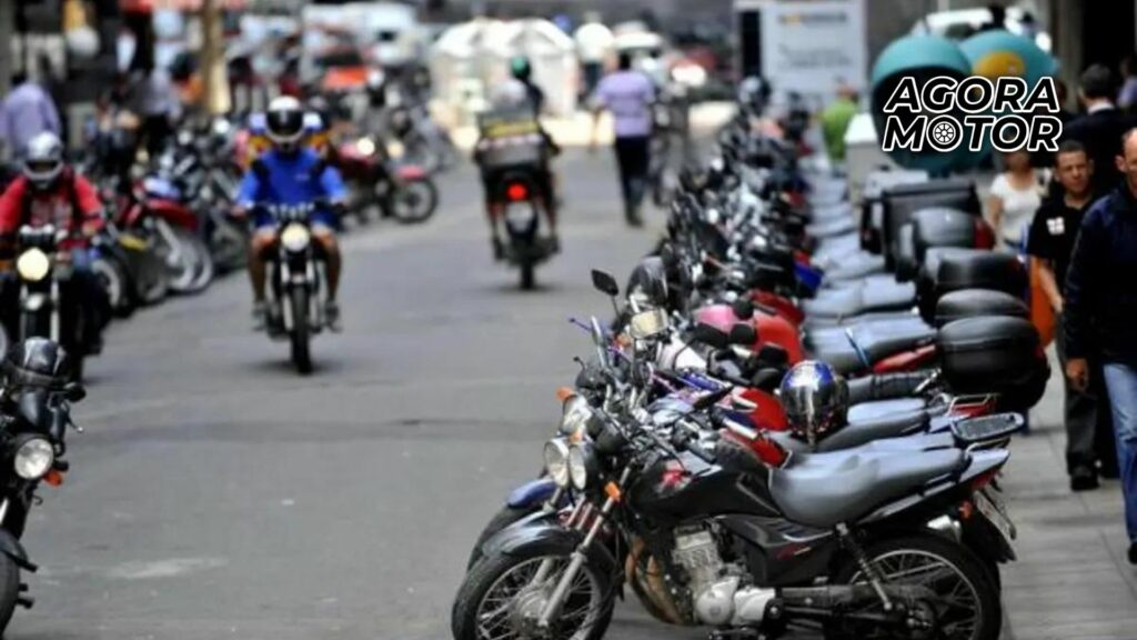 Foto de várias motos estacionadas