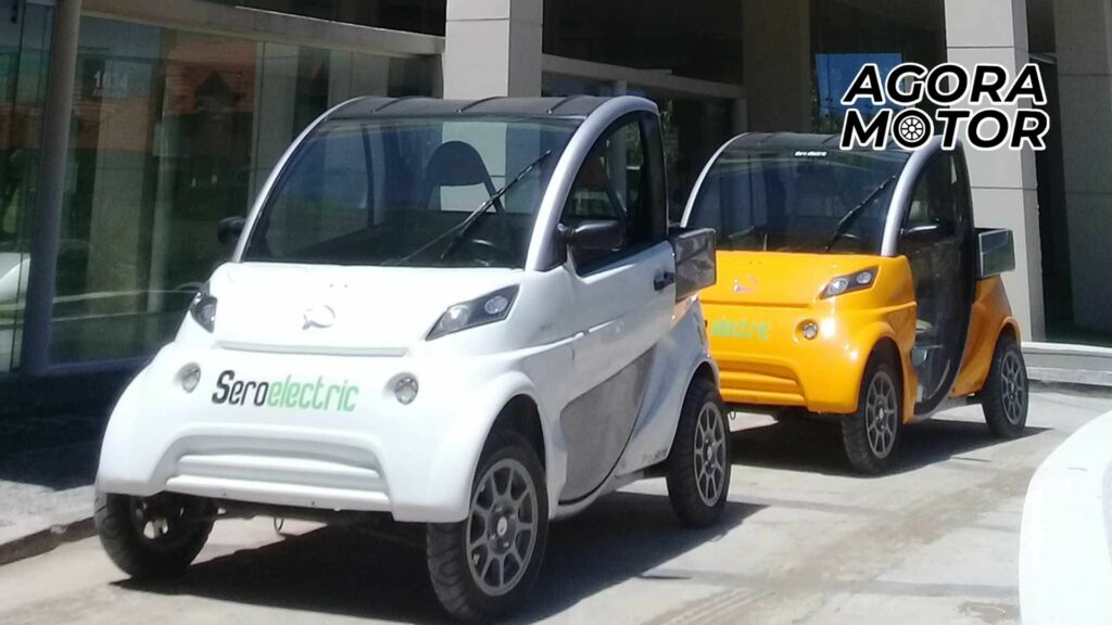 Foto de um minicarro Sero Eletric branco e um amarelo