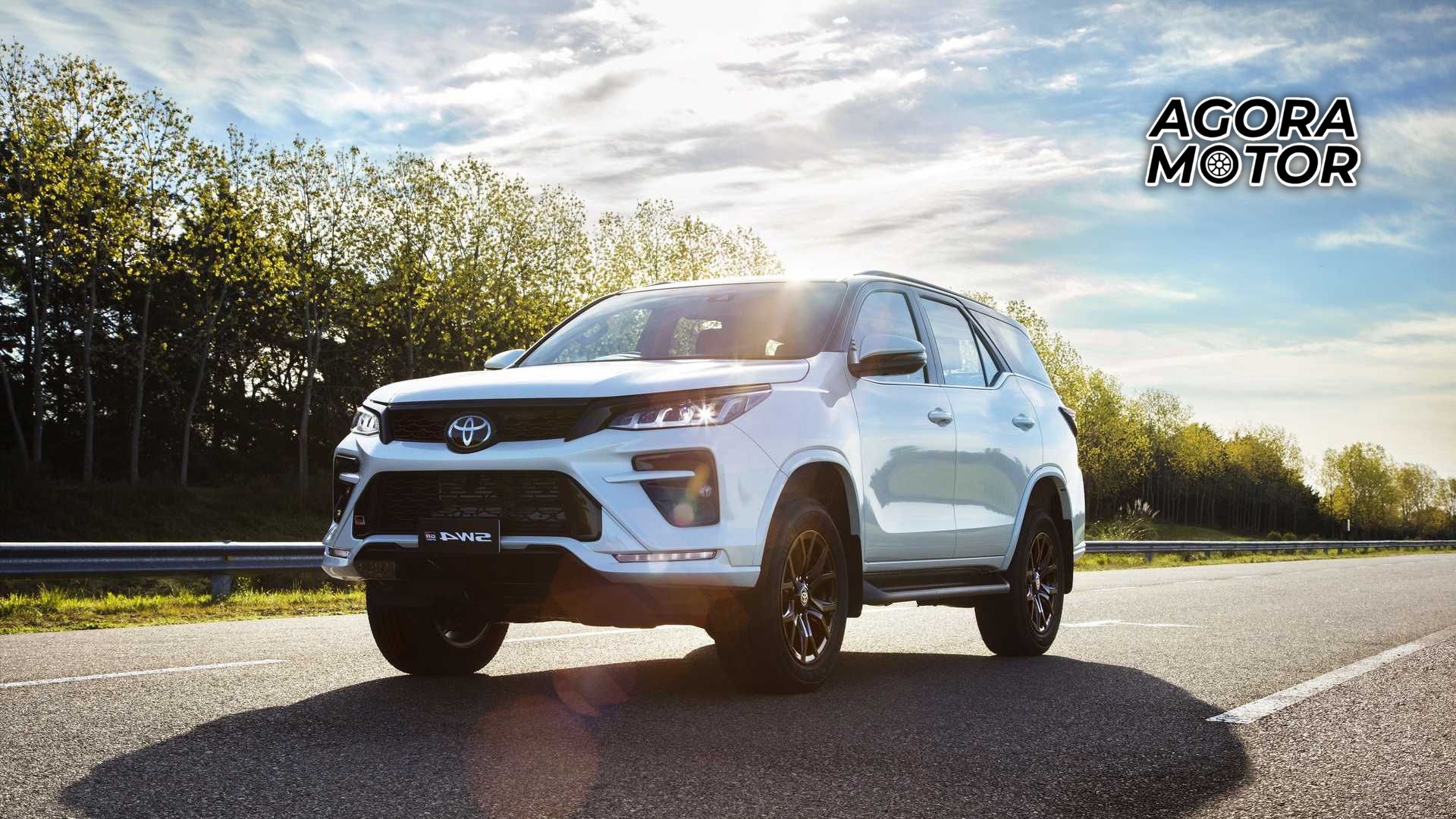 SW4 2023 GR-Sport branca em uma estrada