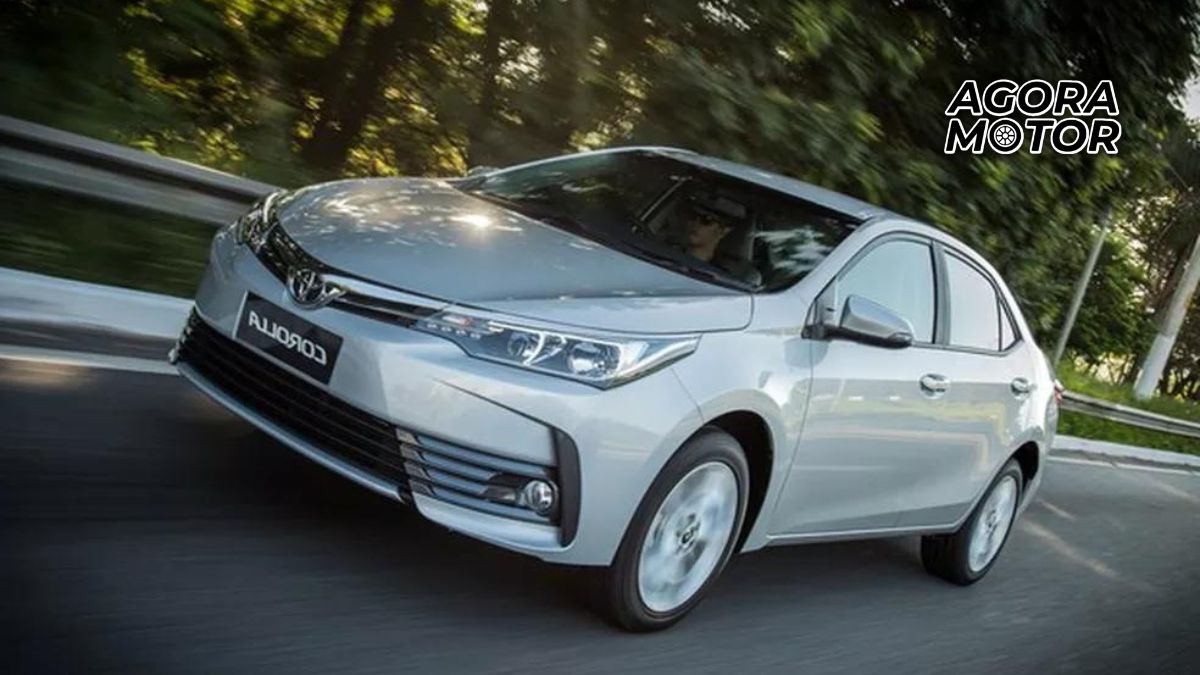 Foto frontal de um Toyota Corolla