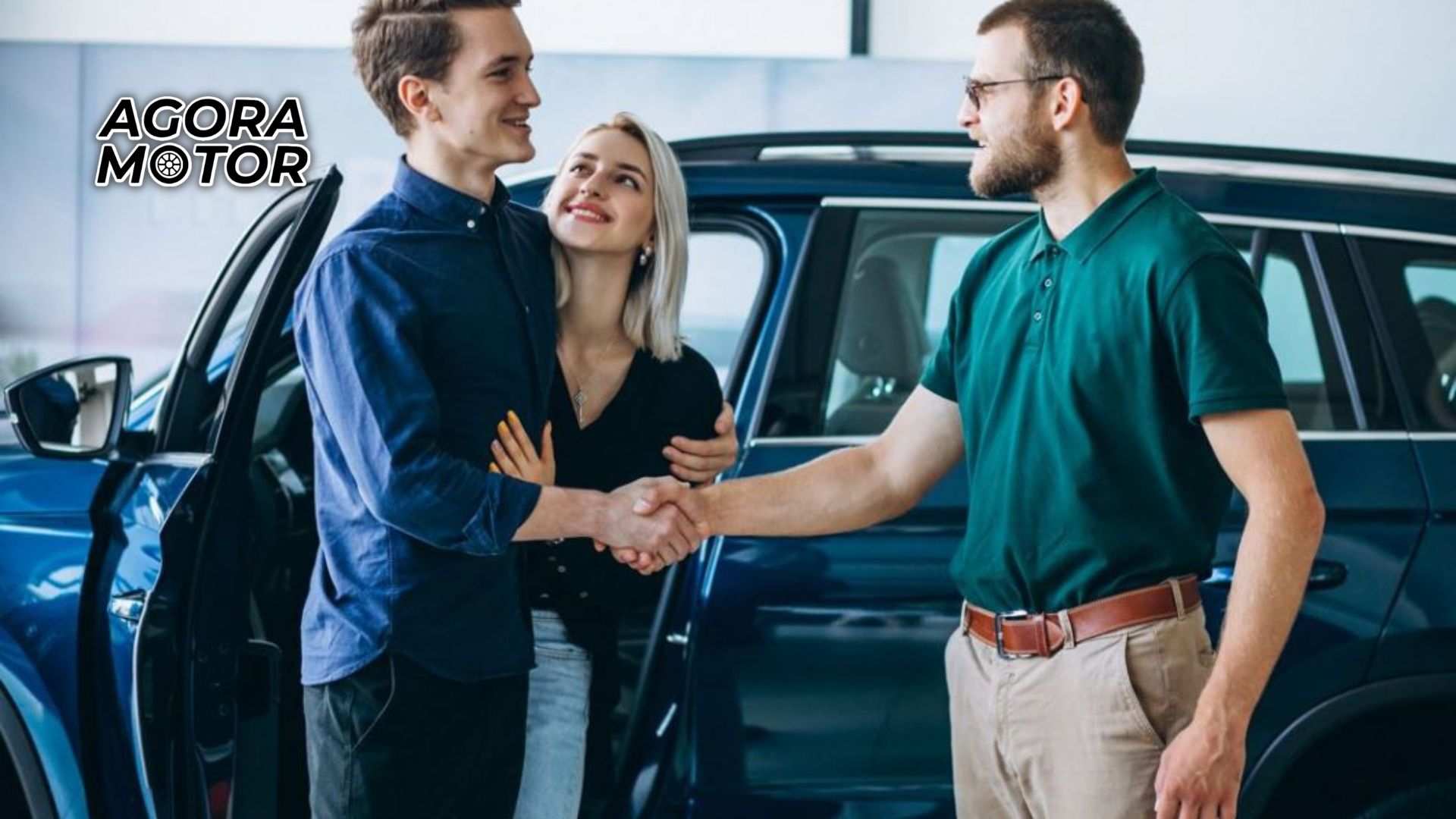 Foto de pessoas indo trocar de carro