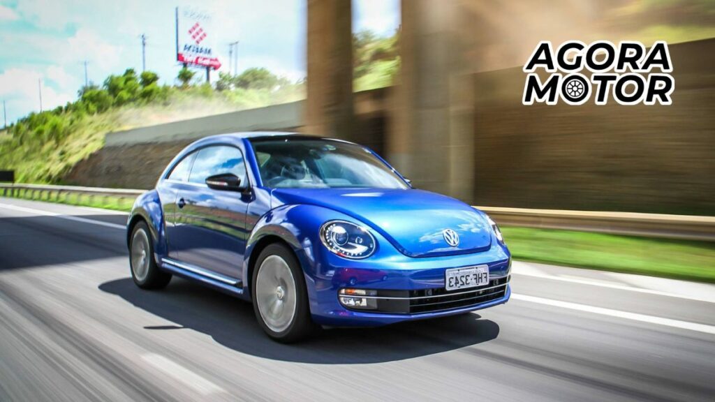 Foto de um VW Fusca andando em uma estrada
