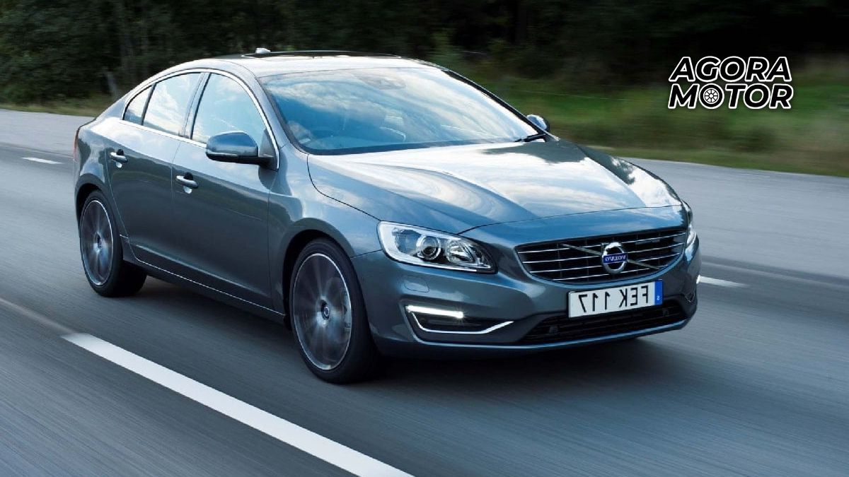 Foto de um Volvo S60, um dos carros até 100 mil