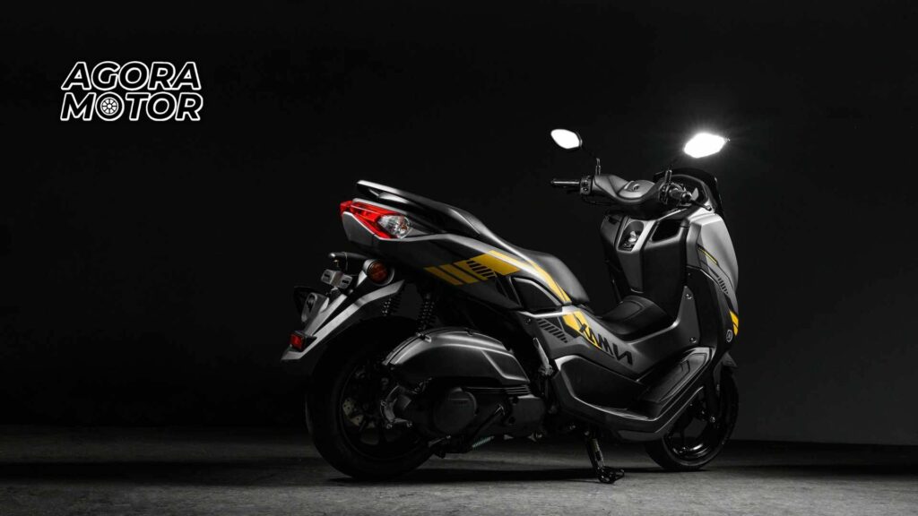 Foto de uma Yamaha NMAX 160 2023 em um estúdio de fotos