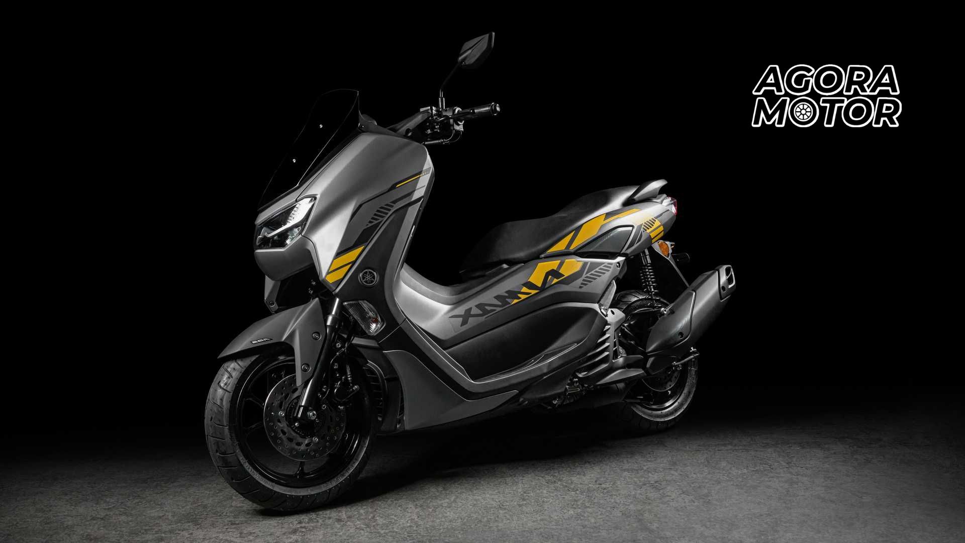 Foto de uma Yamaha NMAX 160 2023 em um estúdio de fotos