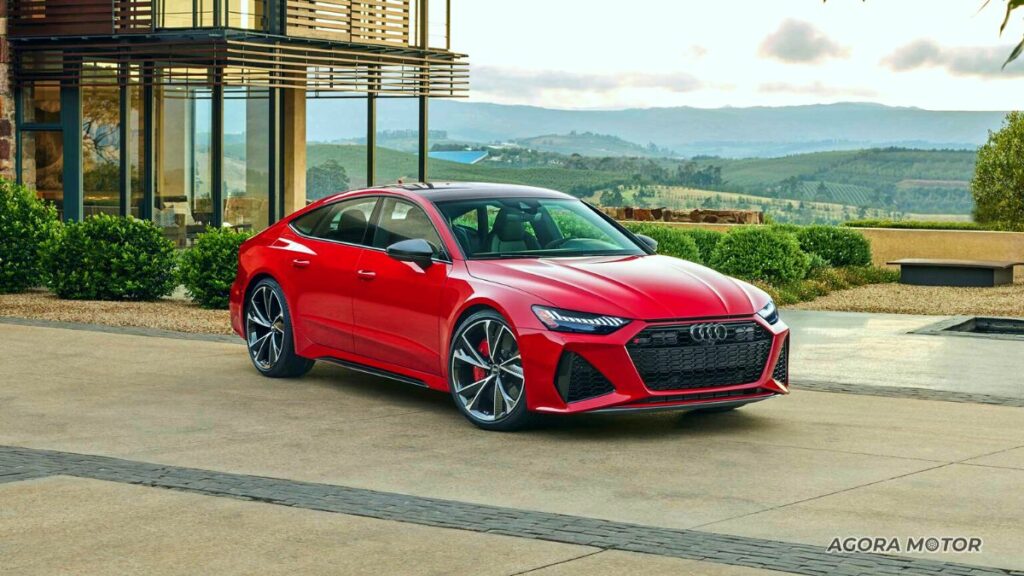 Audi RS7 2023 na cor vermelha, em diagonal.