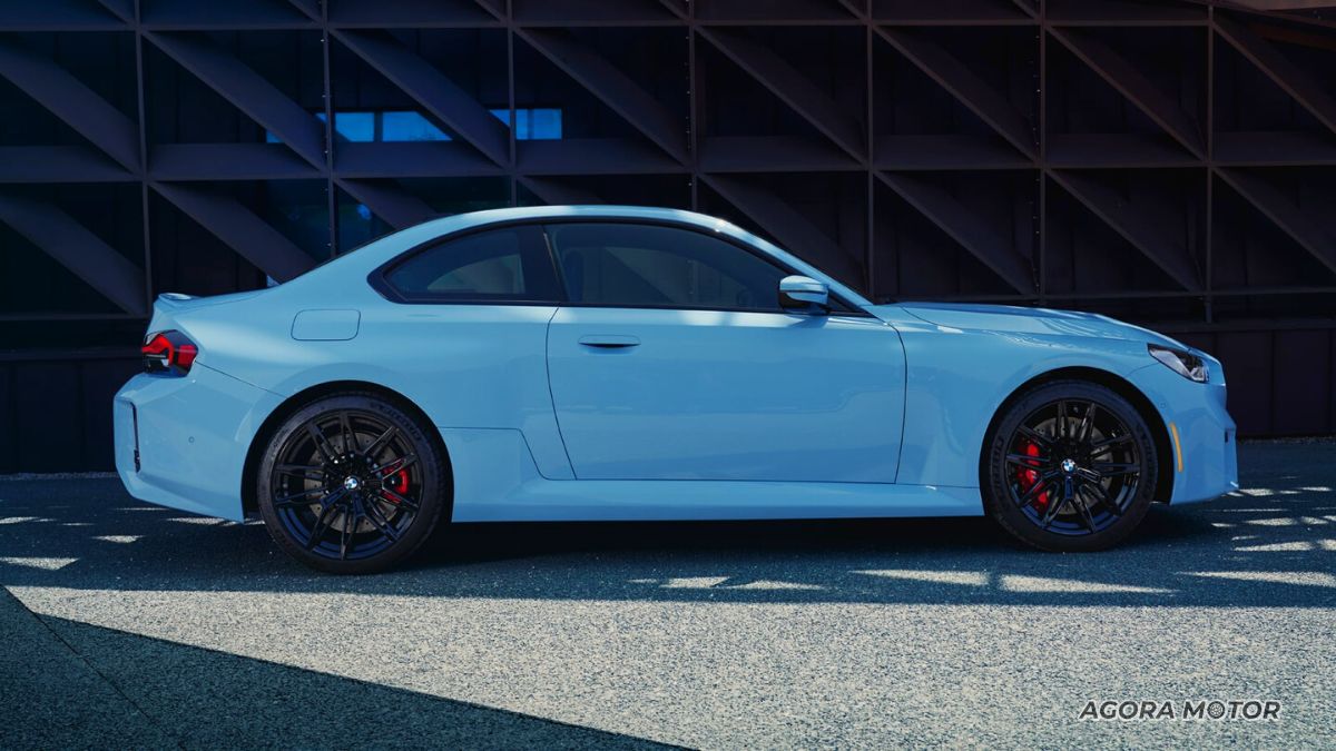 Lateral da BMW M2 2023.