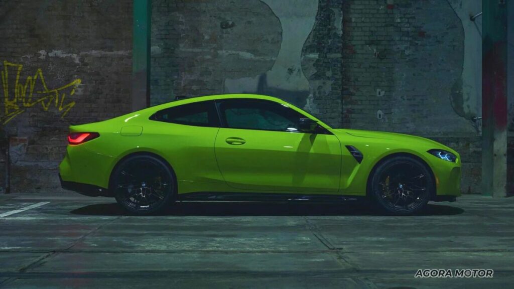Lateral da BMW M4 2023.