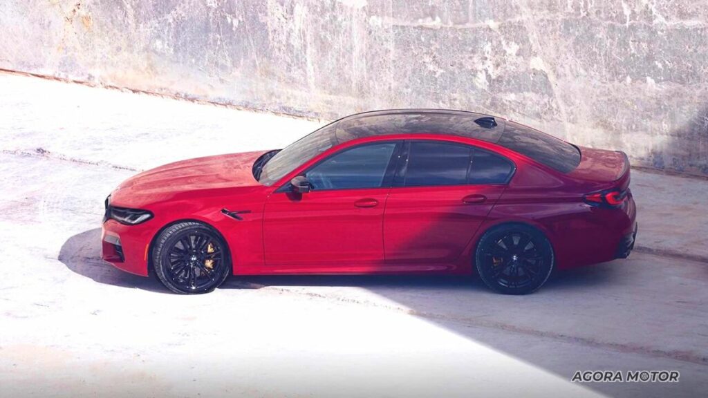 Lateral da BMW M5 2023.