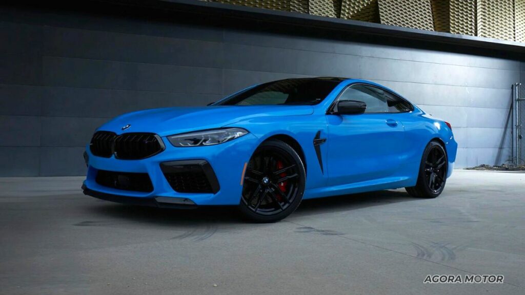 Lateral da BMW M8 2023.