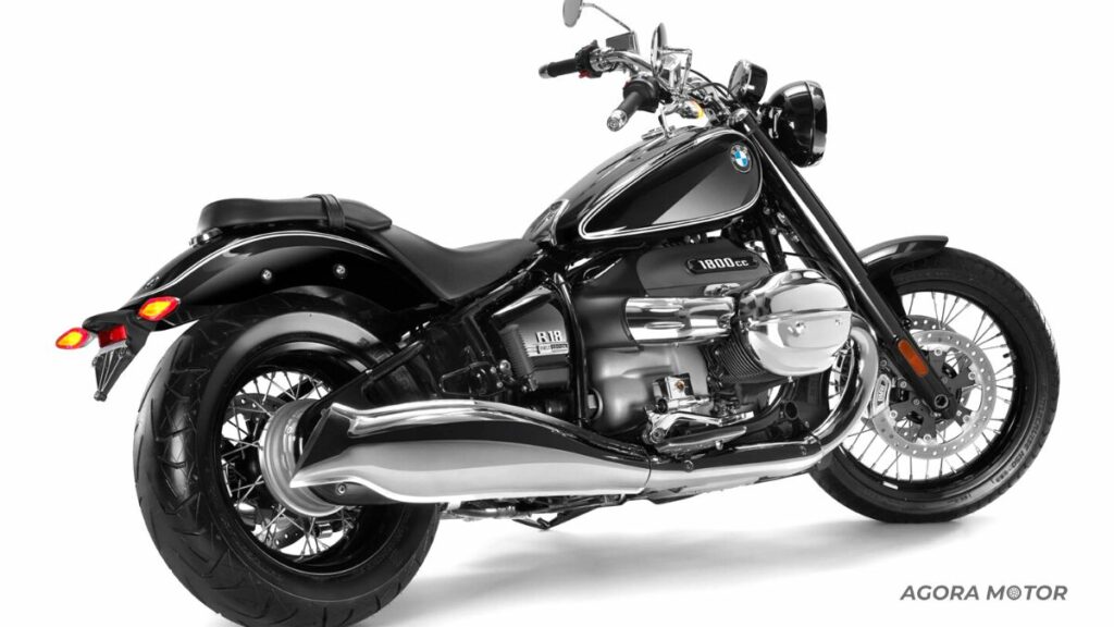 Lateral da BMW R18 2023.