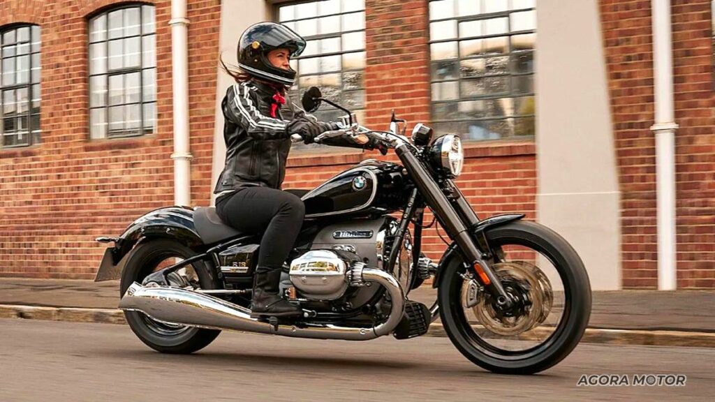 Mulher pilotando uma BMW R18 2023.