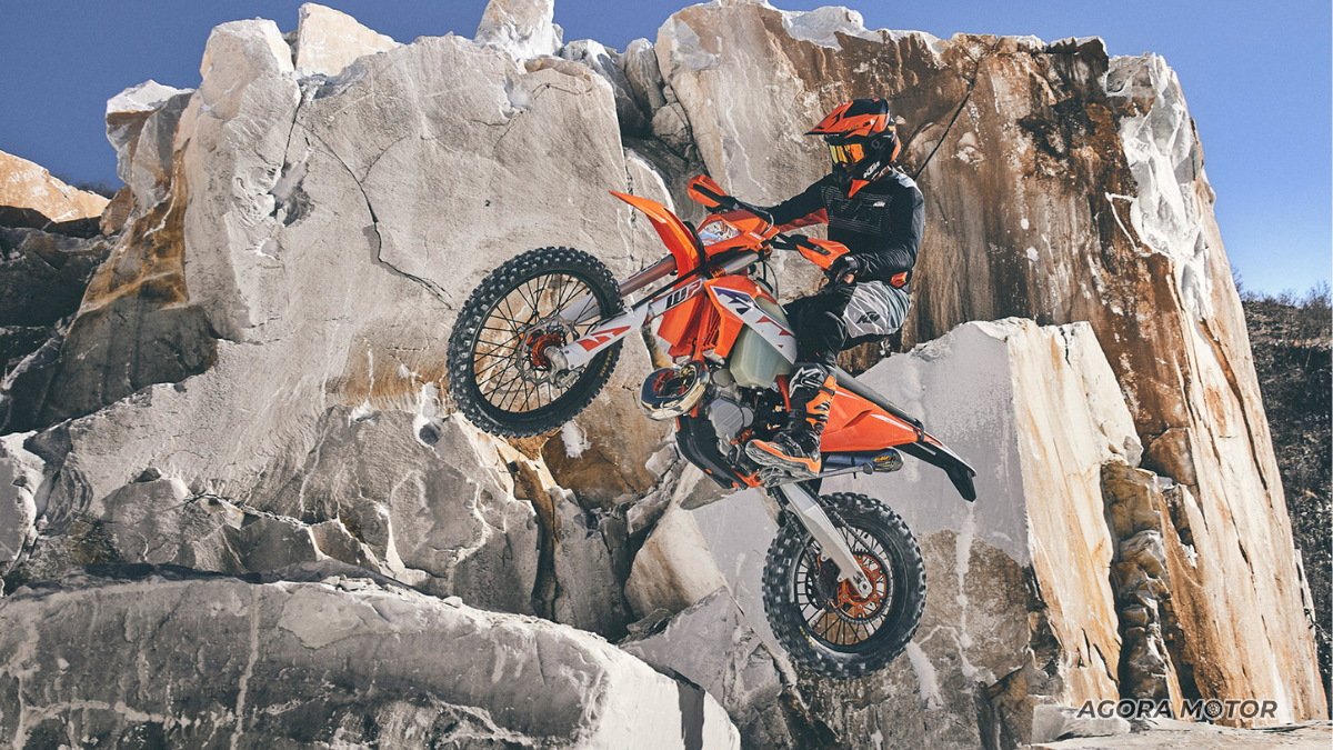 EXC 300 2023 em uma manobra.