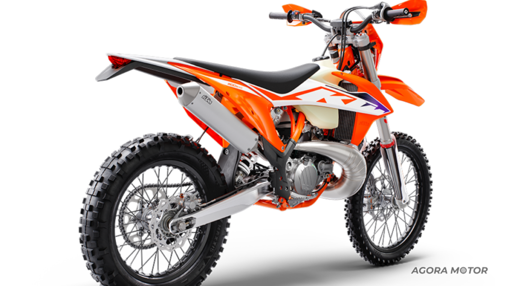 Traseira da EXC 300 2023.