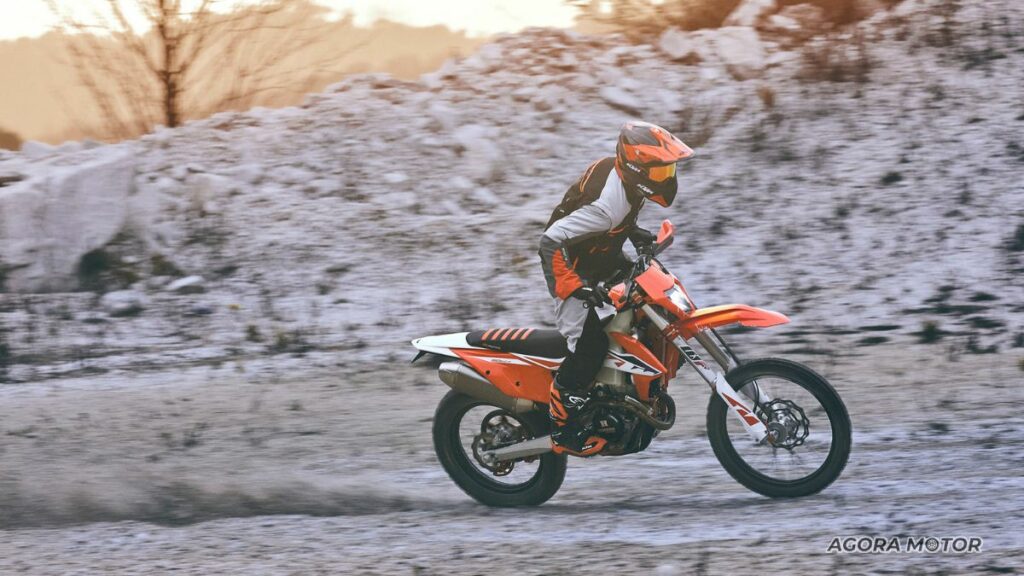 EXC-F 350 2023 acelerando.
