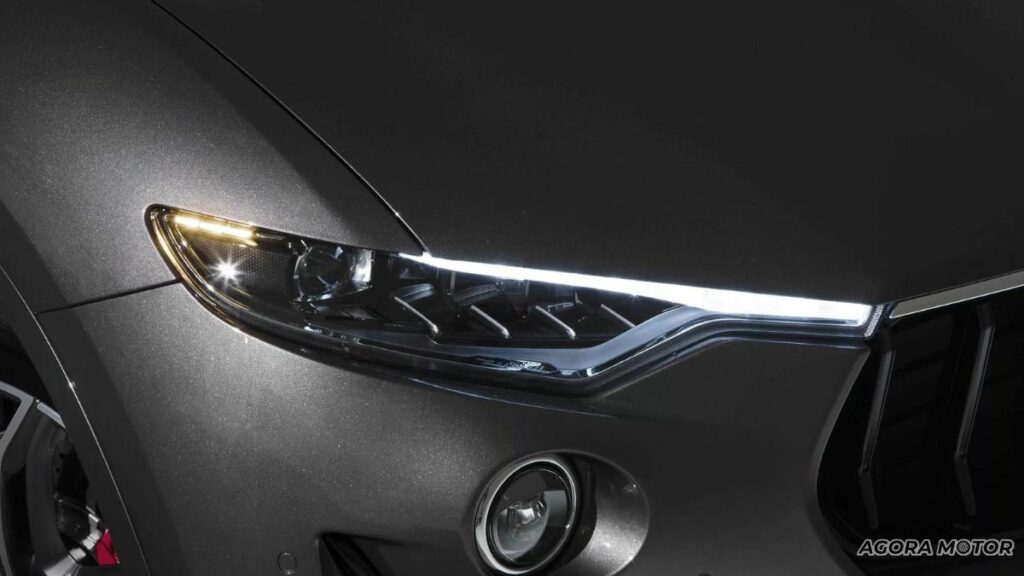Farol do Maserati Levante 2023.