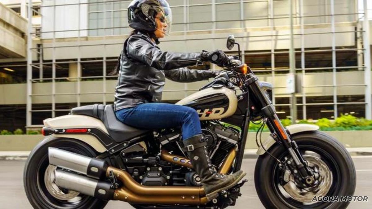 Mulher pilotando uma Fat bob 2023.