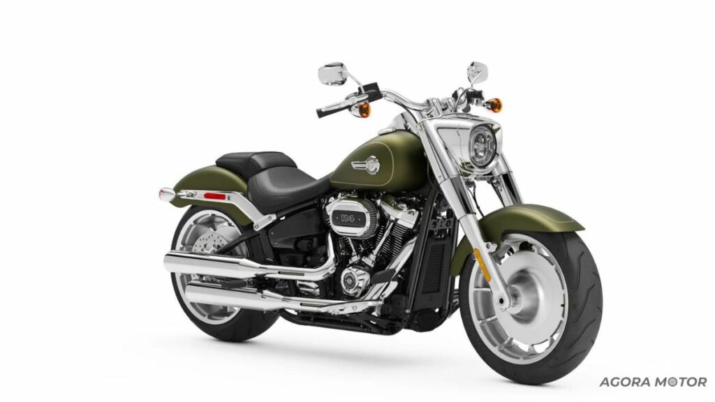 Fat Boy 2023 parada na cor verde.