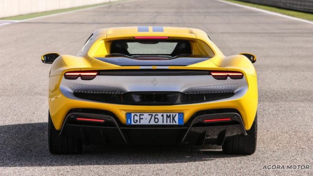 Traseira da Ferrari 296 GTB 2023.