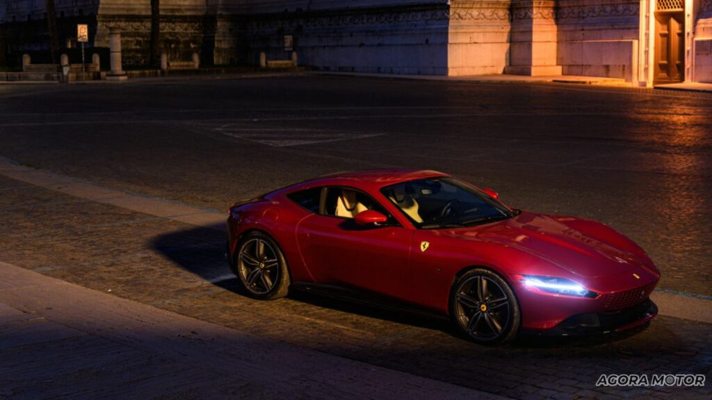 Ferrari Roma parada de noite.
