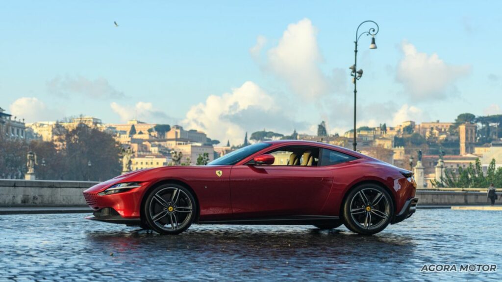 Lateral da Ferrari Roma 2023.
