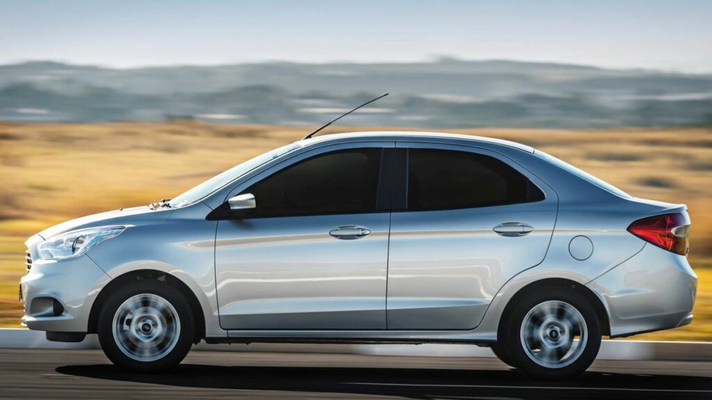 Lateral de um Ford Ka sedan.