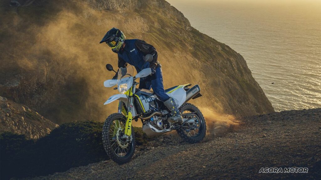 Husqvarna 701 2023 sendo pilotada.