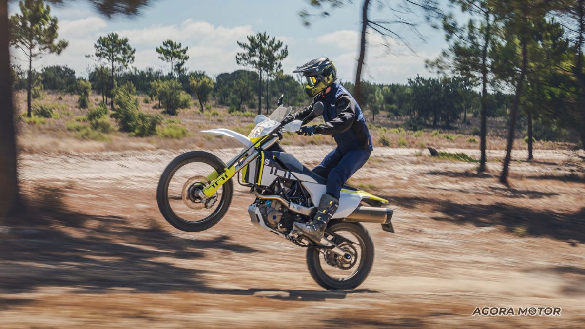 Husqvarna 701 empinando.