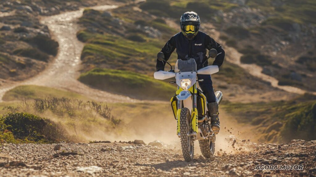 Dianteira da Husqvarna 701 2023.