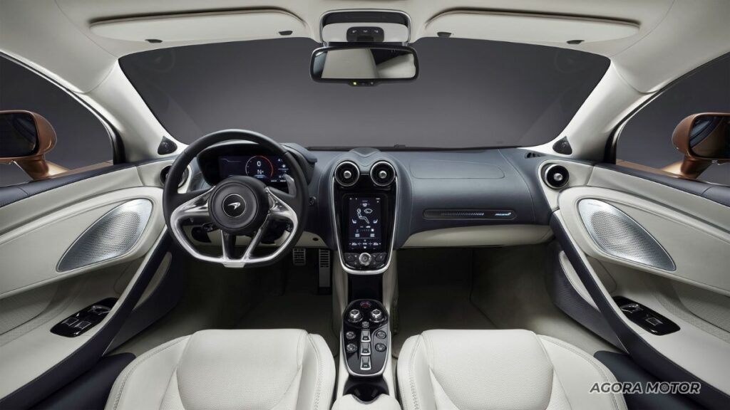 Interior da McLaren GT.