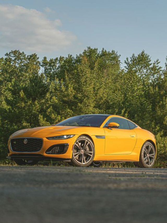 Jaguar F-Type amarela.