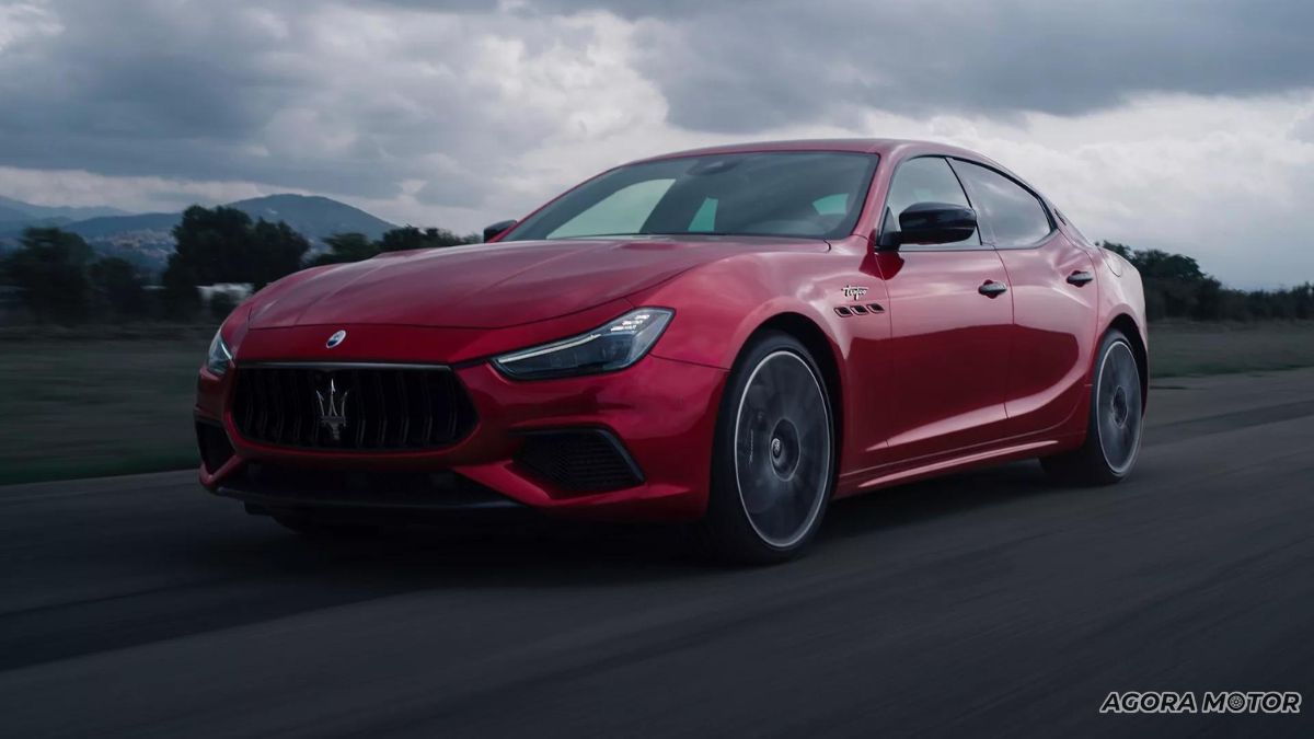 Ghibli 2023 na cor vermelha.