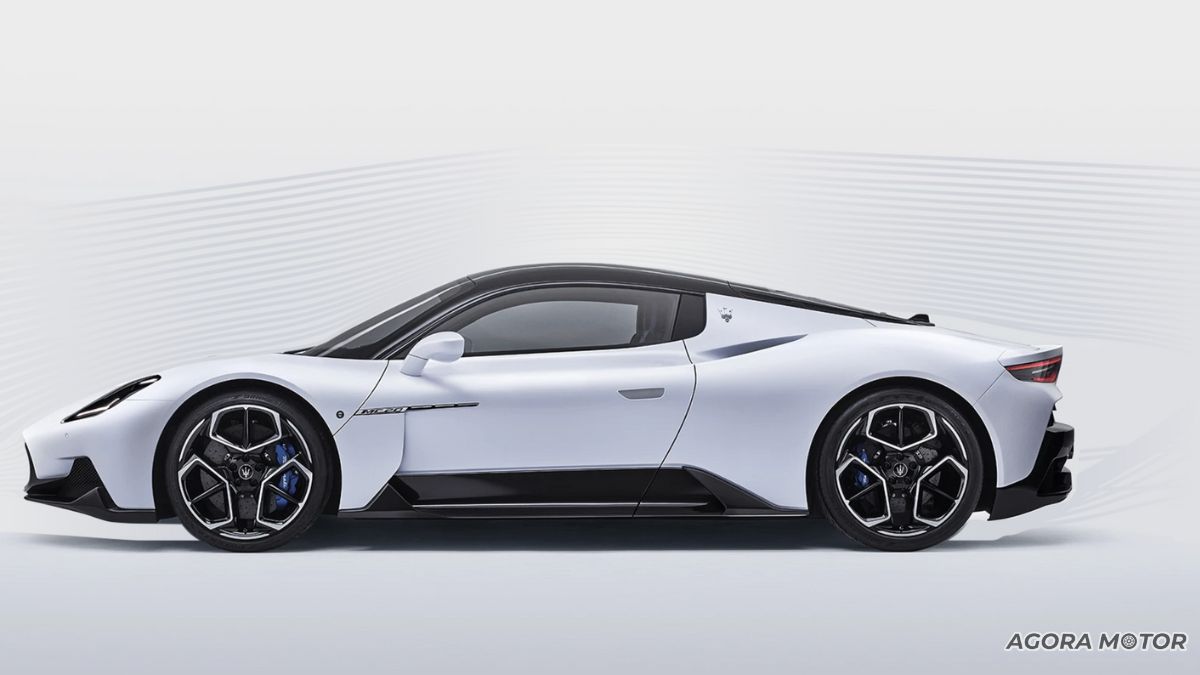 Lateral da Maserati MC20 2023.