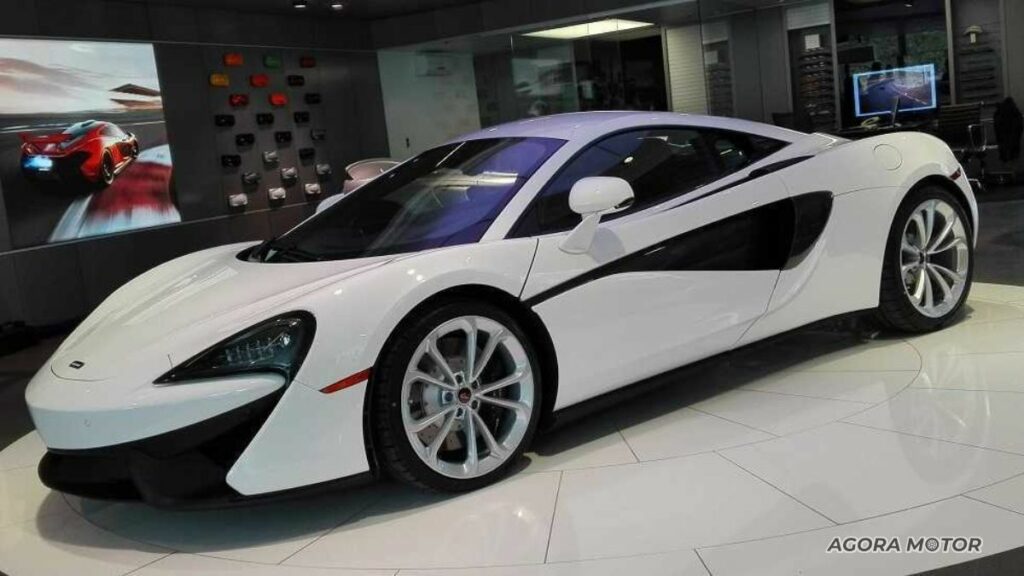 Lateral da McLaren 540C 2023.