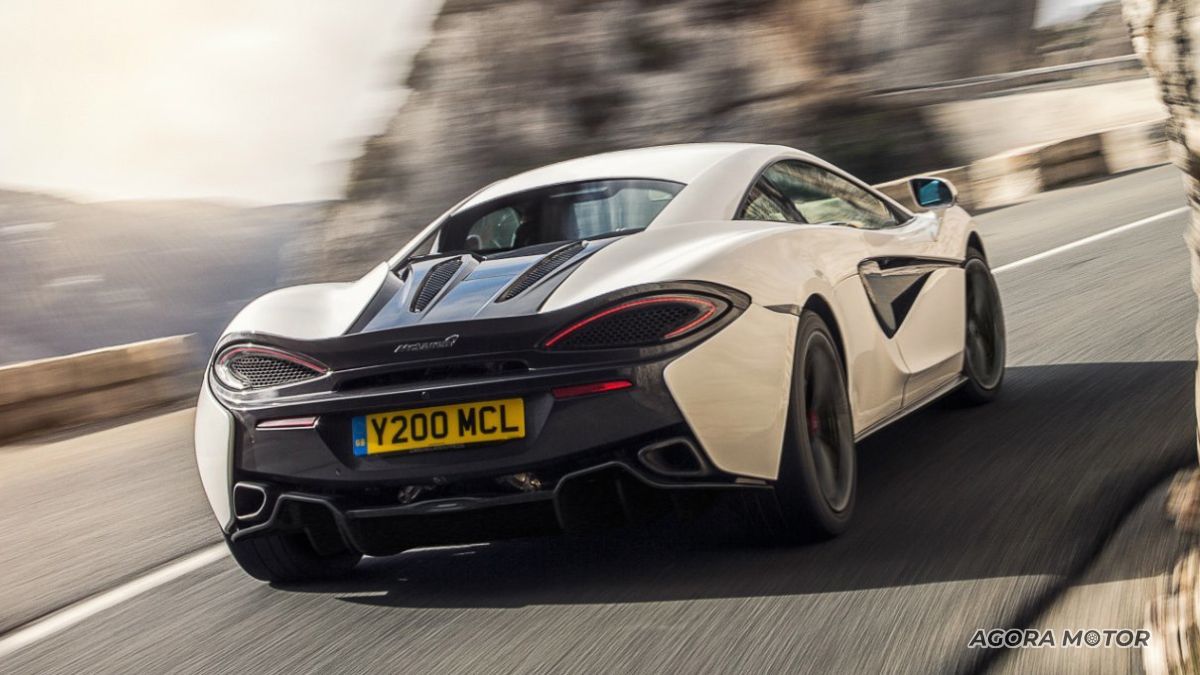 Traseira da McLaren 540C 2023.