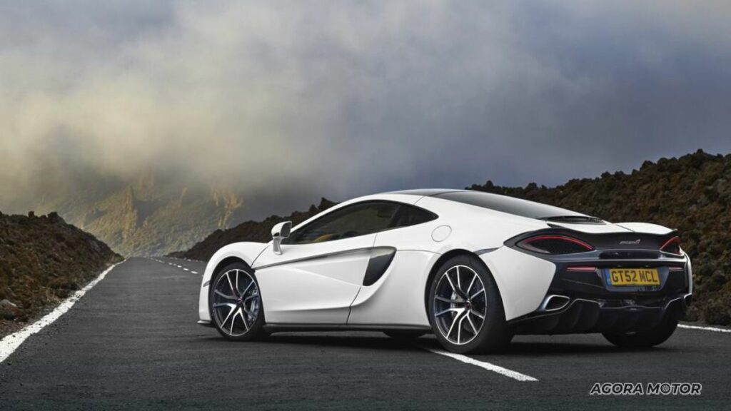McLaren 570 2023 de lado na cor branca.
