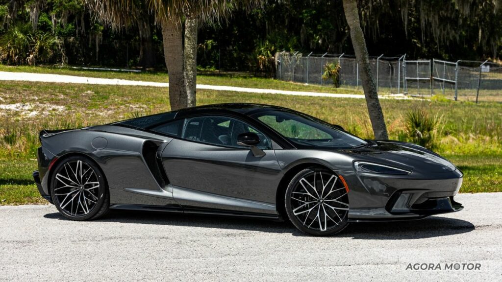 Lateral da McLaren GT 2023.