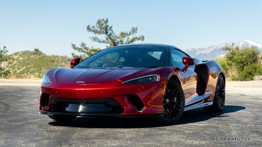 McLaren GT vermelha.