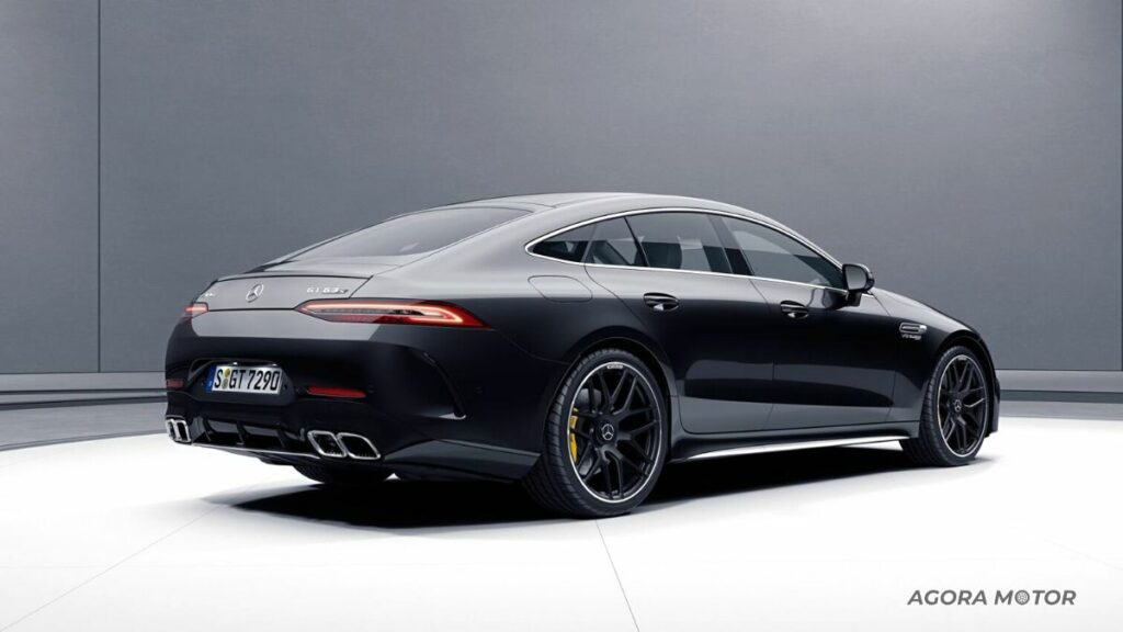 Lateral da Mercedes AMG GT 2023.