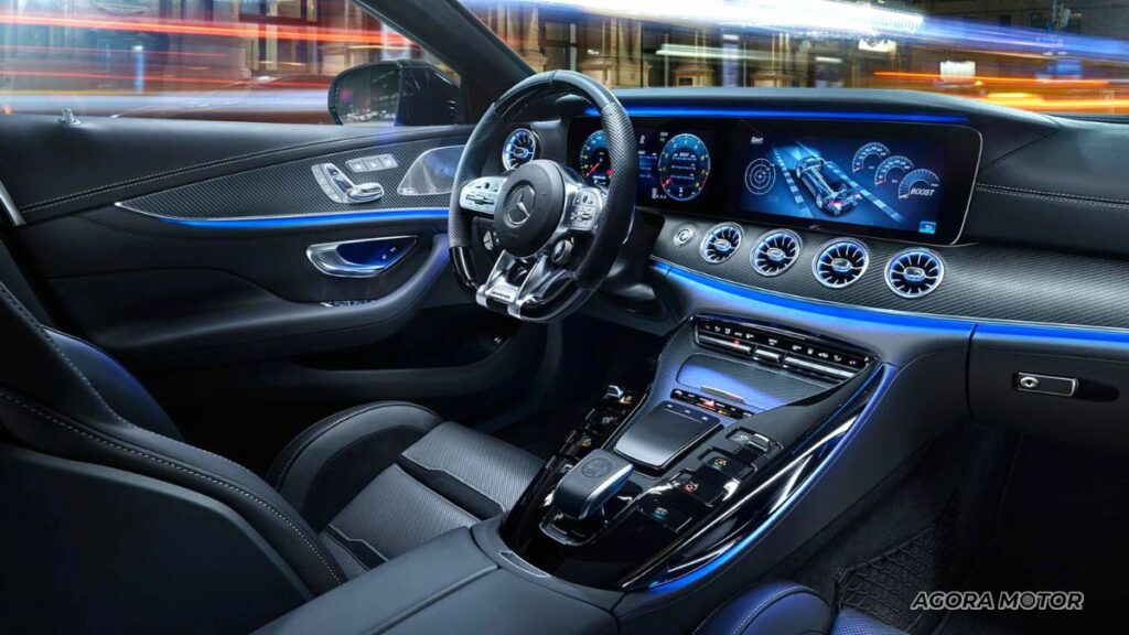 Painel moderno da Mercedes AMG GT 2023.