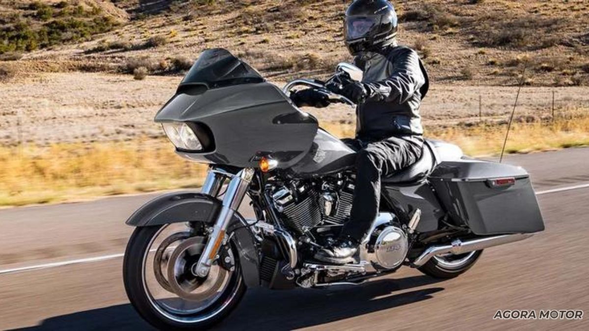 Home pilotando uma Road Glide 2023.