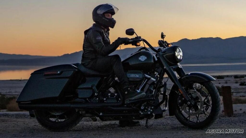 Homem montado na Road King Special 2023.
