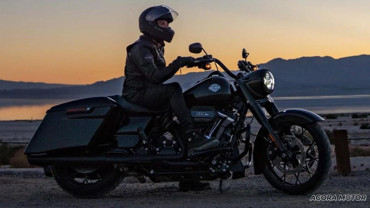 Homem montado na Road King Special 2023.