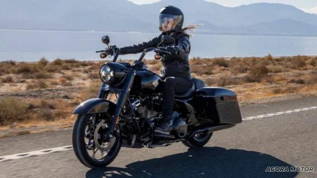 Mulher pilotando a Road King Special 2023.