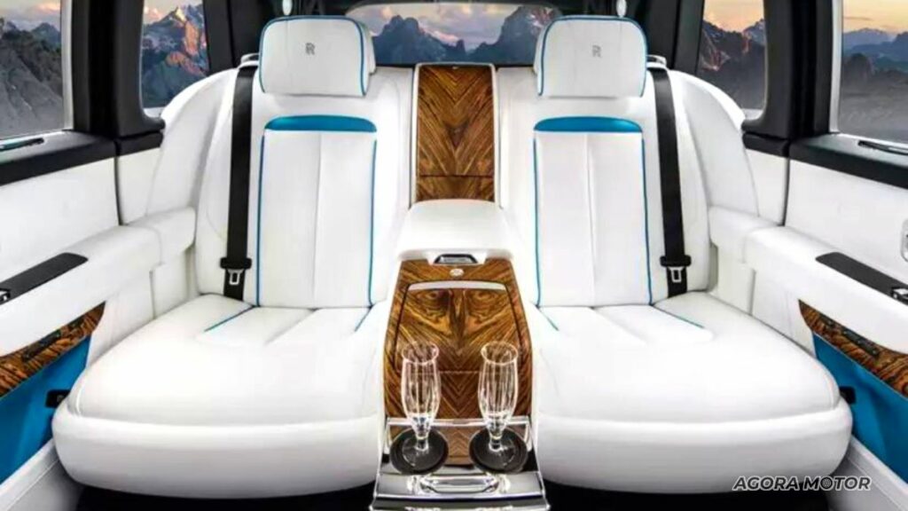 Lounge do Rolls-Royce Cullinan 2023.