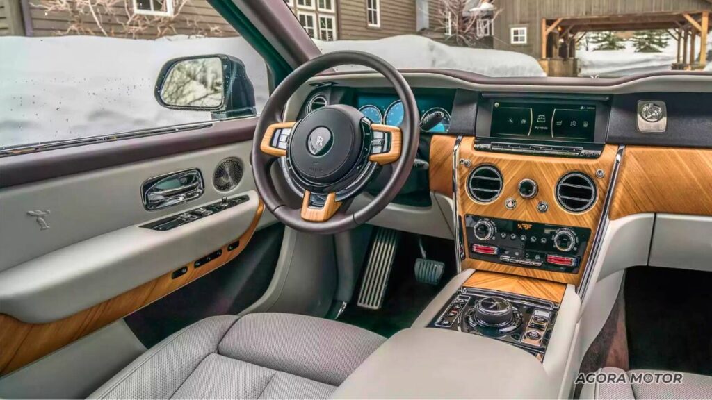 Painel luxuoso do R-R Cullinan 2023.