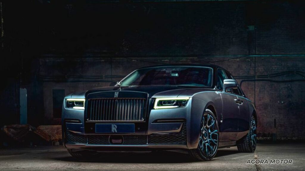 Dianteira do Rolls-Royce Ghost 2023.