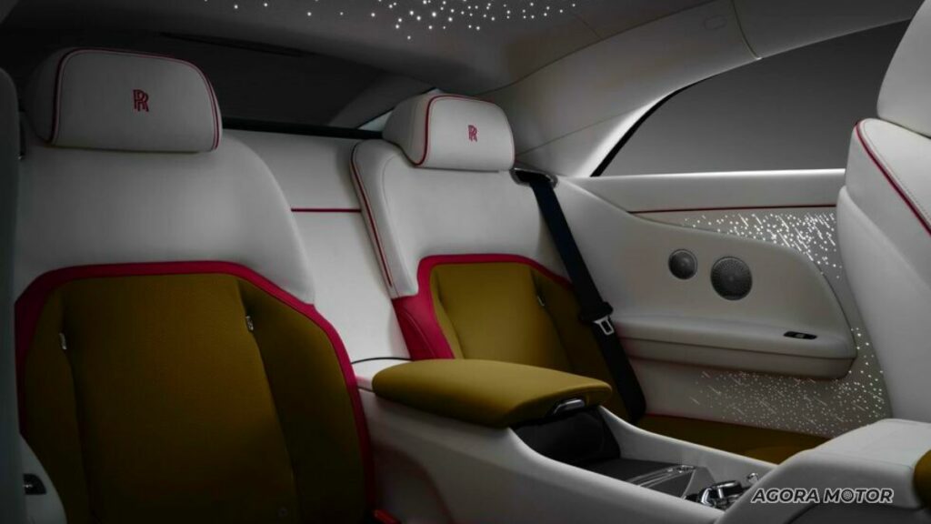 Interior com feixes de LED do Spectre 2023.